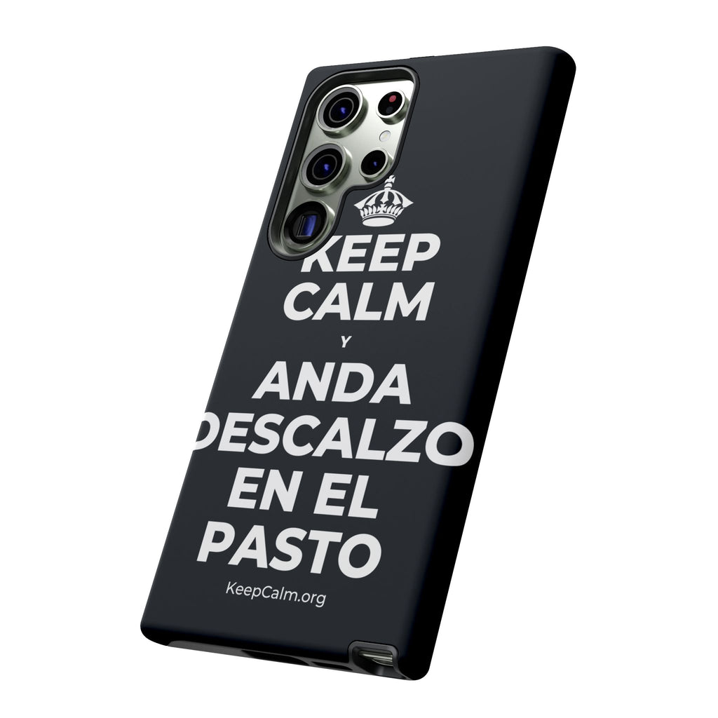 KEEP CALM Y ANDA DESCALZO EN EL PASTO Phone Case (Dark)