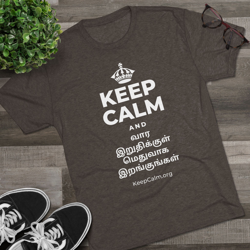 KEEP CALM AND வார இறுதிக்குள் மெதுவாக இறங்குங்கள் Tri-Blend Tee
