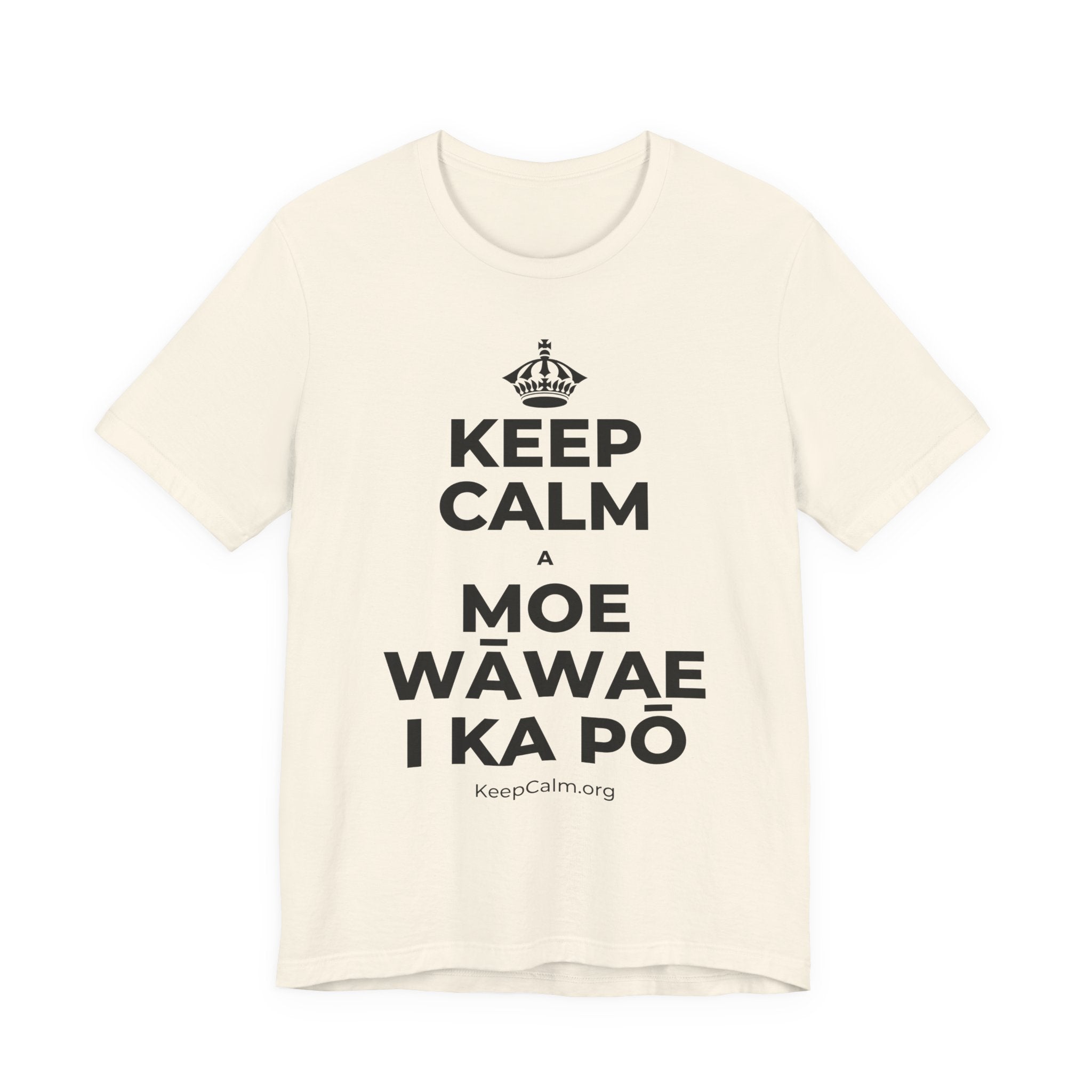 KEEP CALM A MOE WĀWAE I KA PŌ T-Shirt (White–Asphalt)