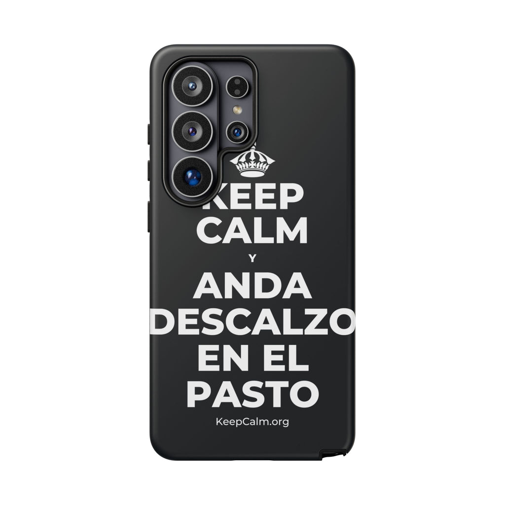 KEEP CALM Y ANDA DESCALZO EN EL PASTO Phone Case (Dark)