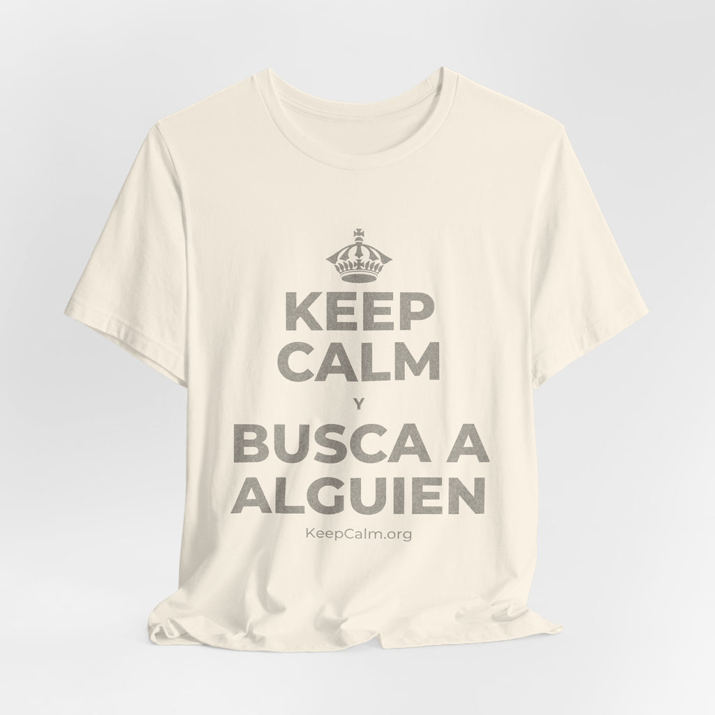 KEEP CALM Y BUSCA A ALGUIEN T-Shirt (White–Asphalt)