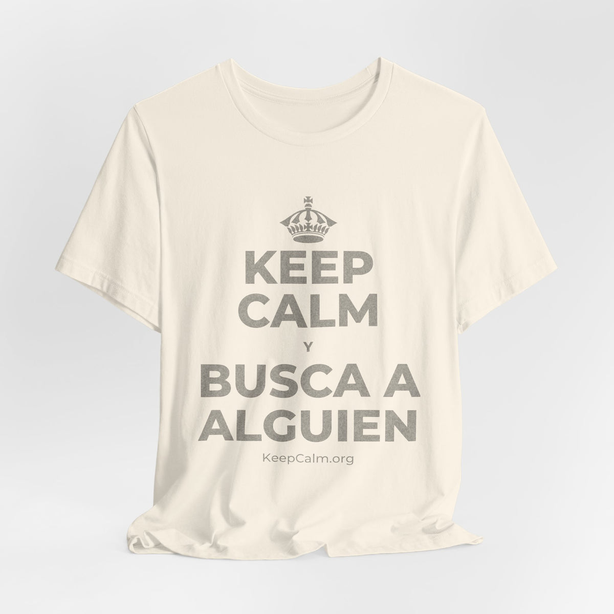 KEEP CALM Y BUSCA A ALGUIEN T-Shirt (White–Asphalt)