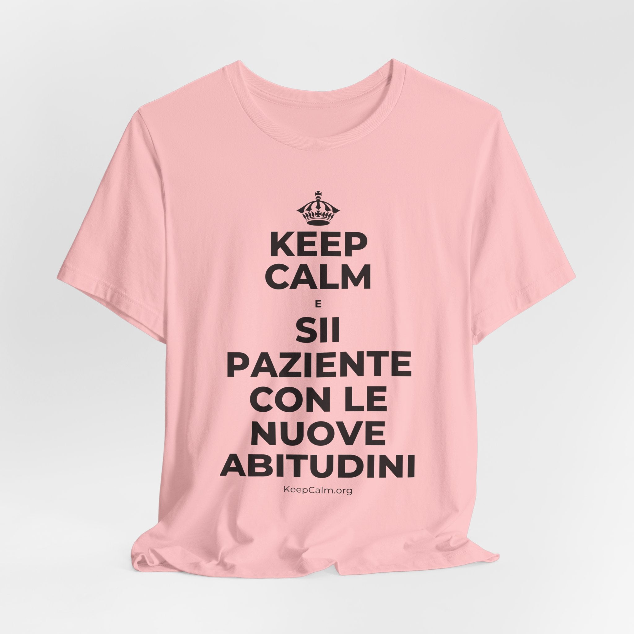 KEEP CALM E SII PAZIENTE CON LE NUOVE ABITUDINI T-Shirt (White–Asphalt)