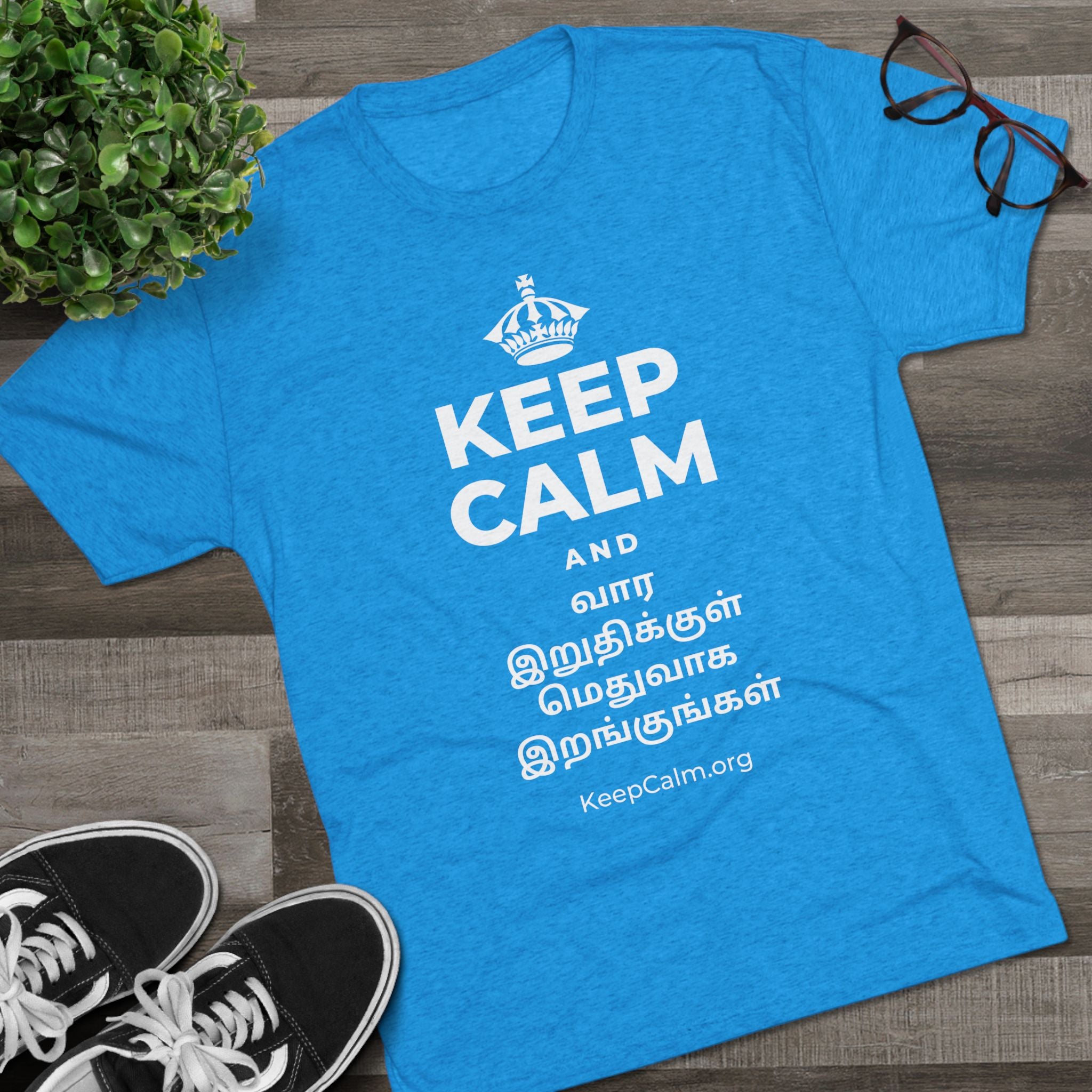 KEEP CALM AND வார இறுதிக்குள் மெதுவாக இறங்குங்கள் Tri-Blend Tee