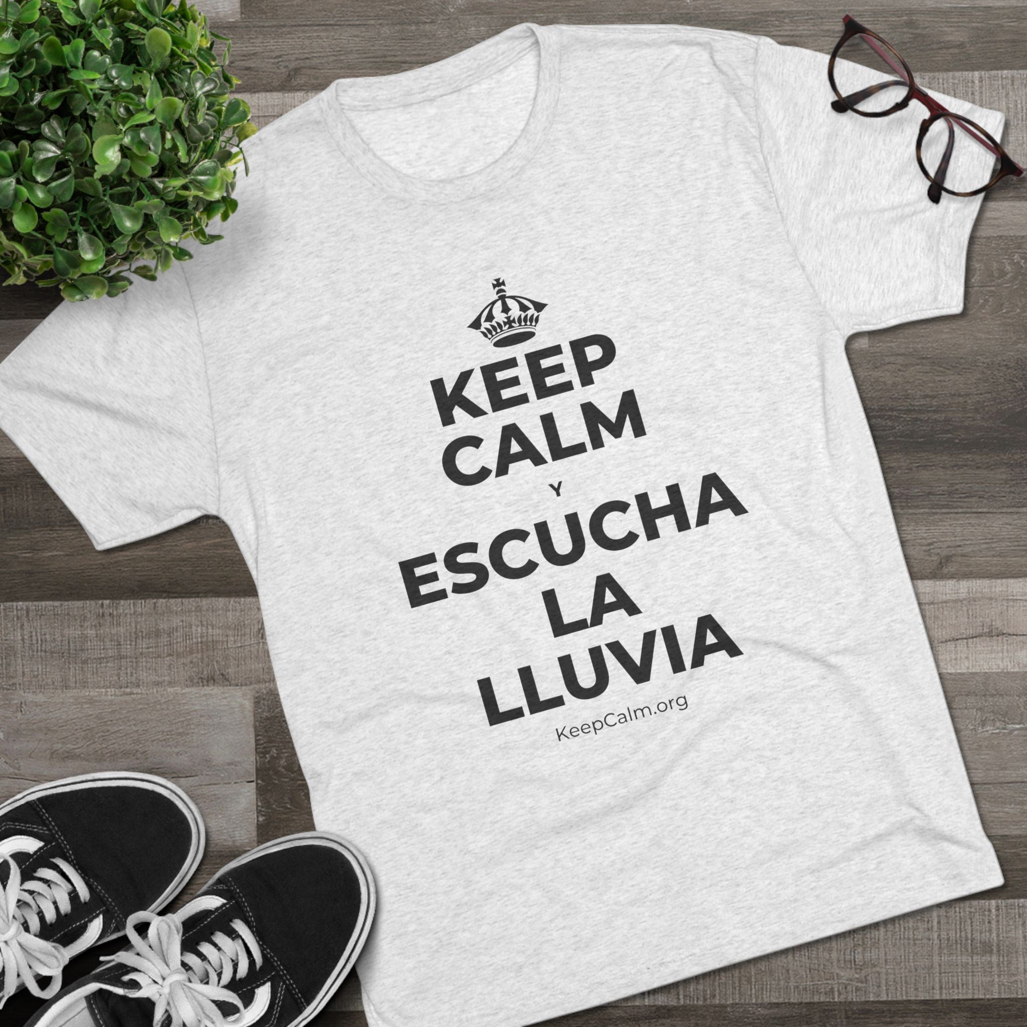KEEP CALM Y ESCUCHA LA LLUVIA Tri-Blend Tee