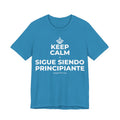 KEEP CALM Y SIGUE SIENDO PRINCIPIANTE T-Shirt (White–Asphalt)