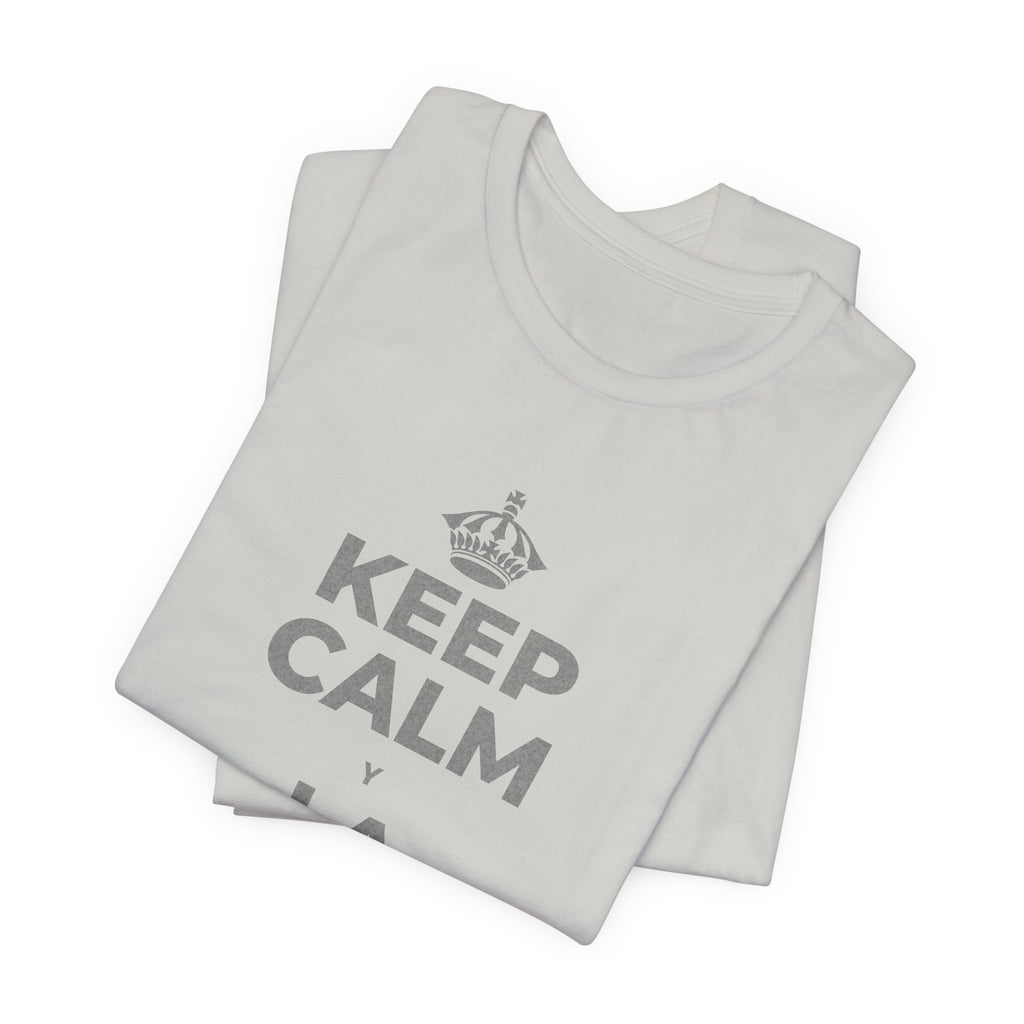 KEEP CALM Y LA FRENTE EN ALTO T-Shirt (Baby Blue–Silver)