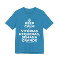 KEEP CALM E VITÓRIAS PEQUENAS, SEMANA GRANDE T-Shirt (White–Asphalt)