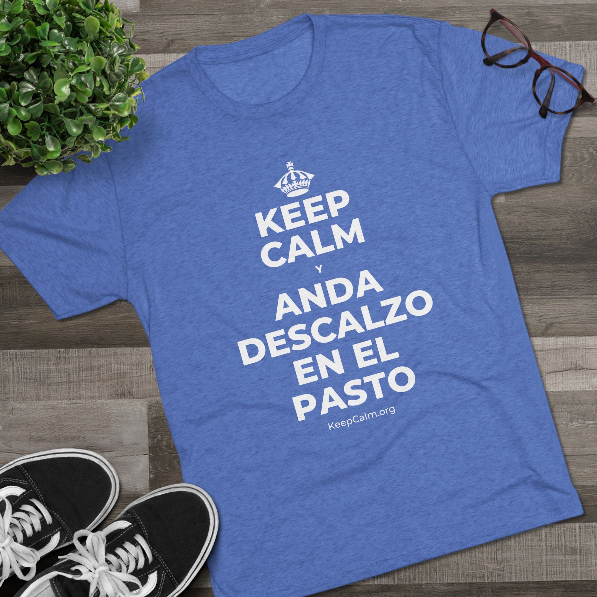 KEEP CALM Y ANDA DESCALZO EN EL PASTO Tri-Blend Tee