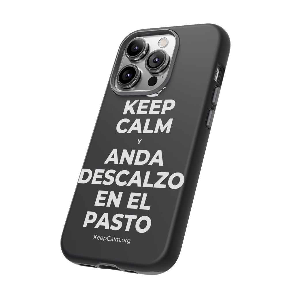 KEEP CALM Y ANDA DESCALZO EN EL PASTO Phone Case (Dark)