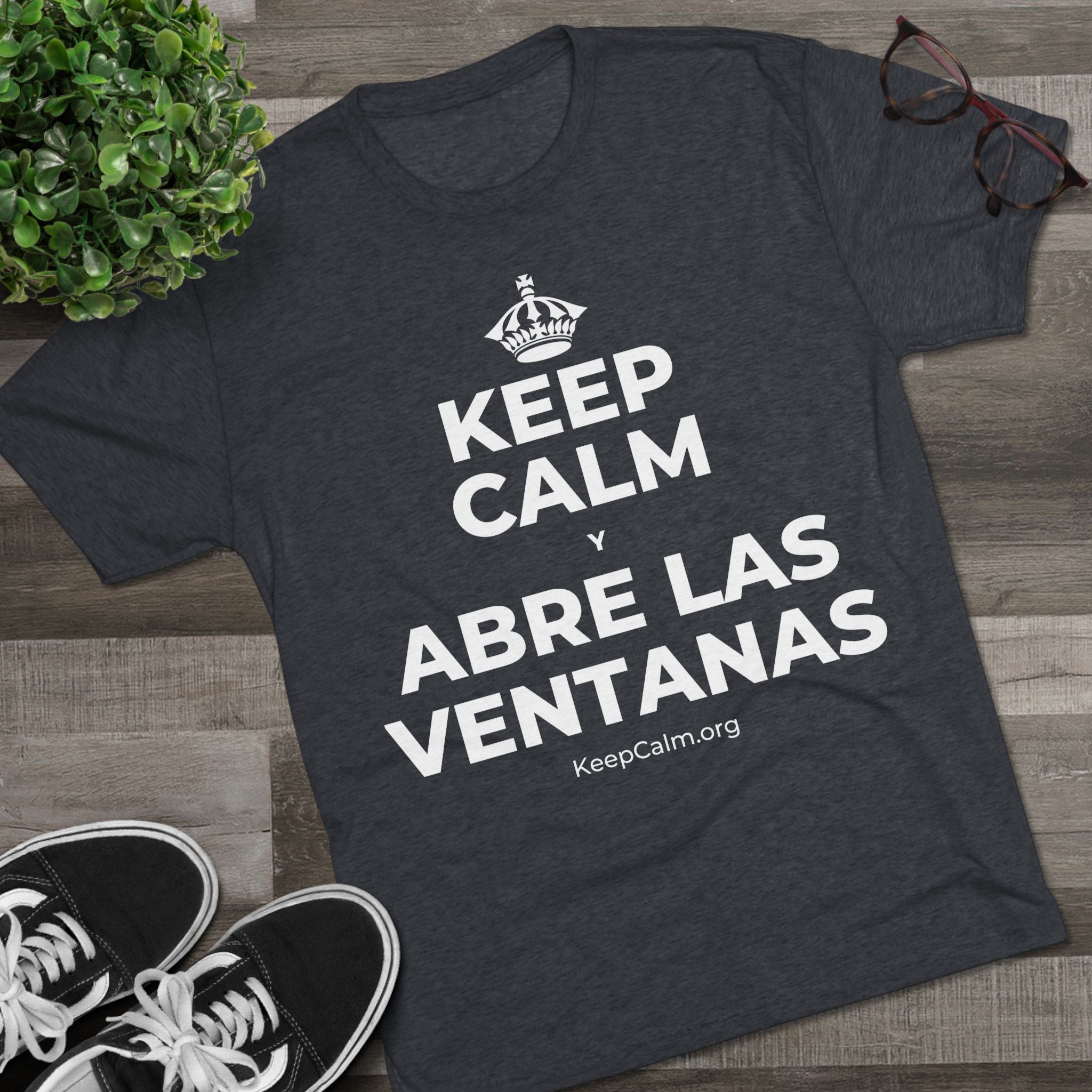 KEEP CALM Y ABRE LAS VENTANAS Tri-Blend Tee