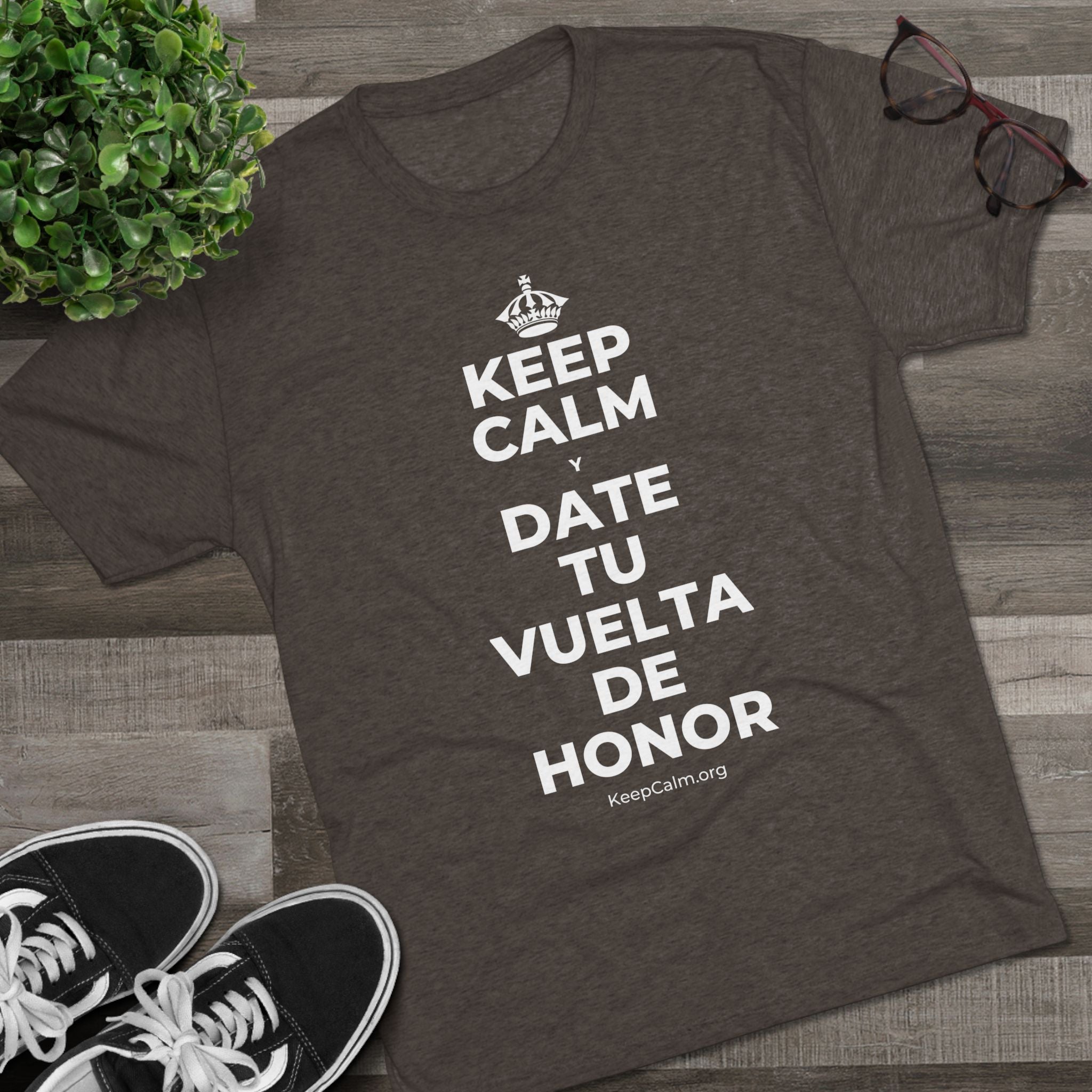 KEEP CALM Y DATE TU VUELTA DE HONOR Tri-Blend Tee