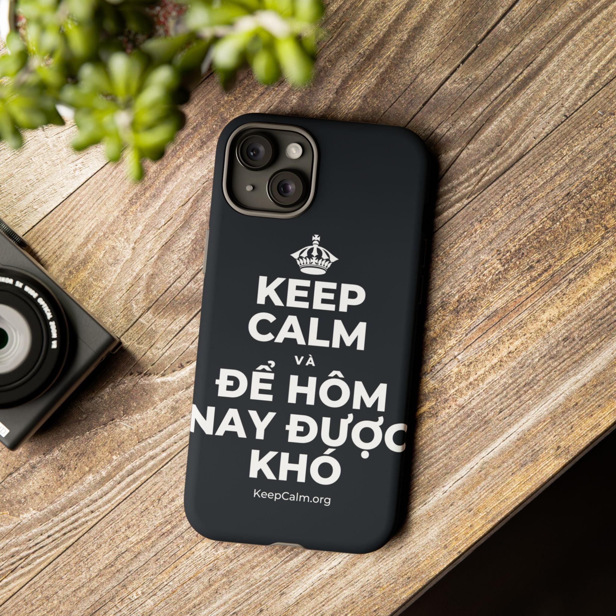 KEEP CALM VÀ ĐỂ HÔM NAY ĐƯỢC KHÓ Phone Case (Dark)