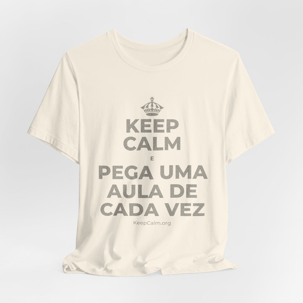 KEEP CALM E PEGA UMA AULA DE CADA VEZ T-Shirt (White–Asphalt)