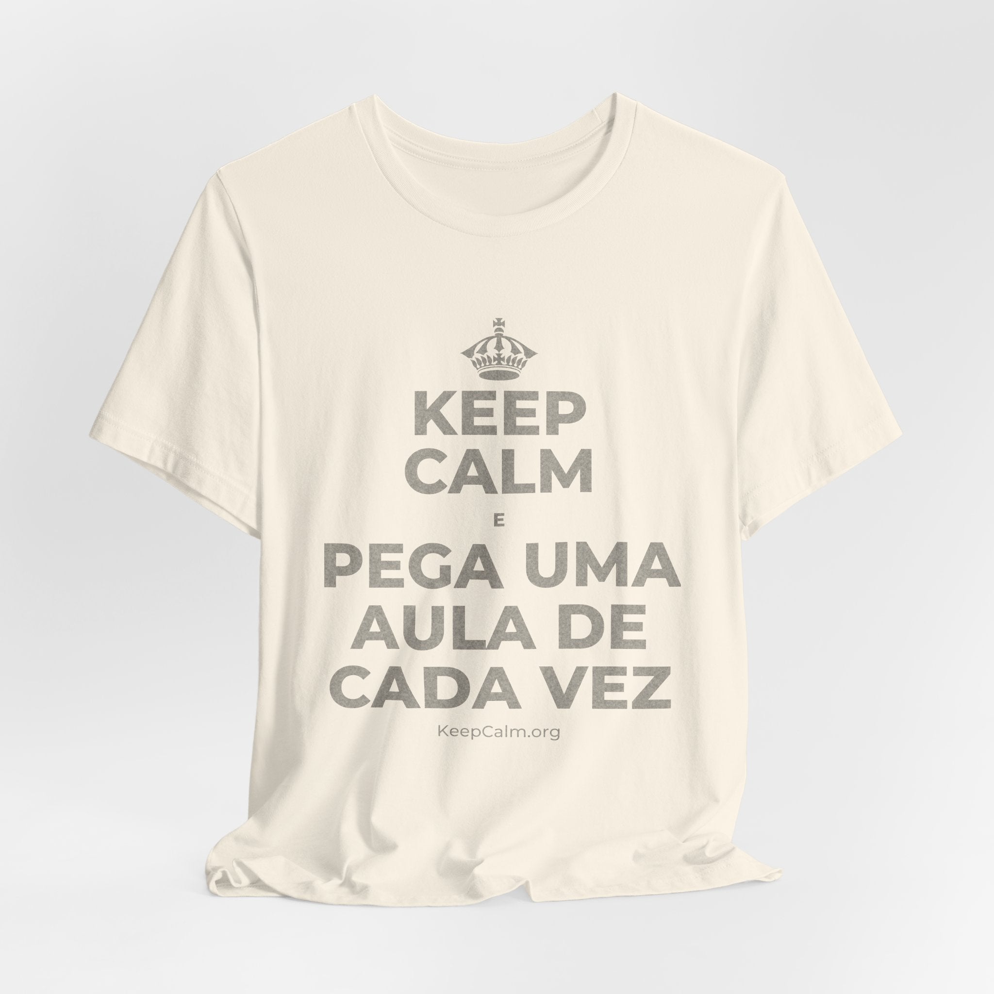 KEEP CALM E PEGA UMA AULA DE CADA VEZ T-Shirt (White–Asphalt)