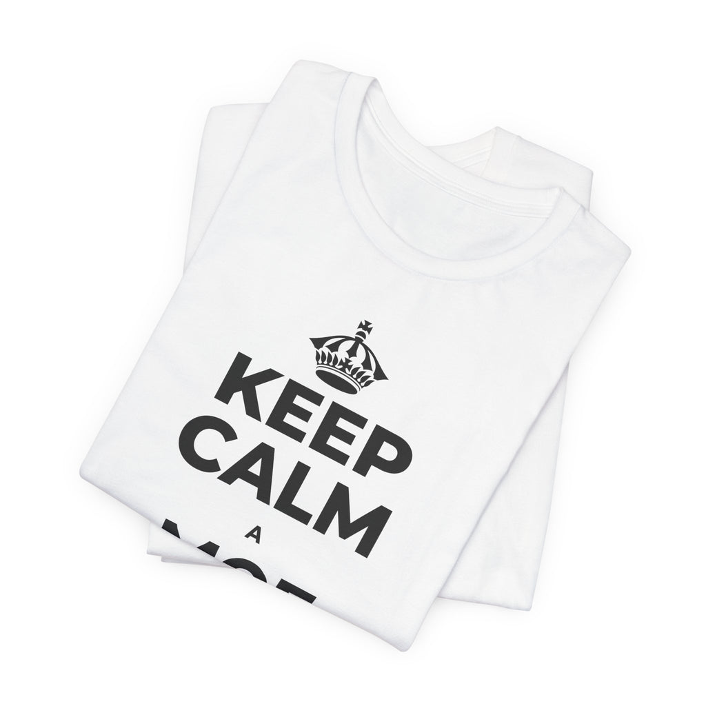 KEEP CALM A MOE WĀWAE I KA PŌ T-Shirt (White–Asphalt)