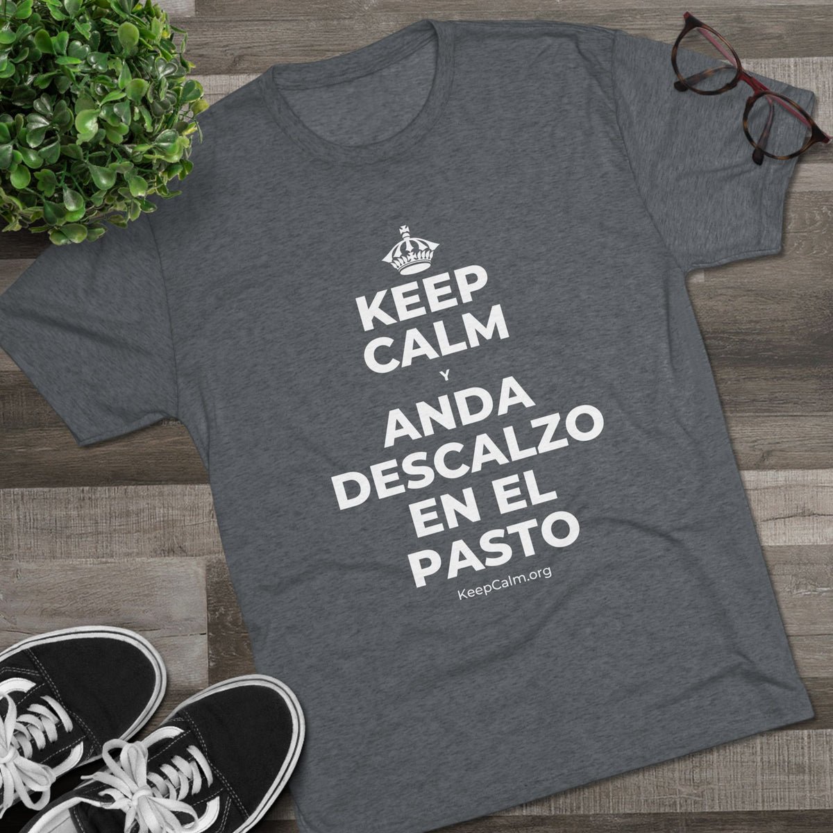 KEEP CALM Y ANDA DESCALZO EN EL PASTO Tri-Blend Tee
