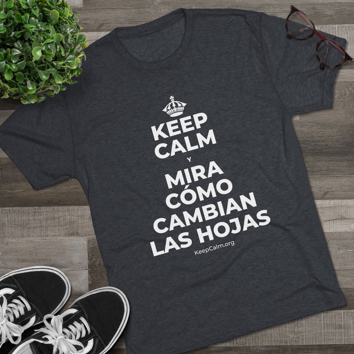 KEEP CALM Y MIRA CÓMO CAMBIAN LAS HOJAS Tri-Blend Tee