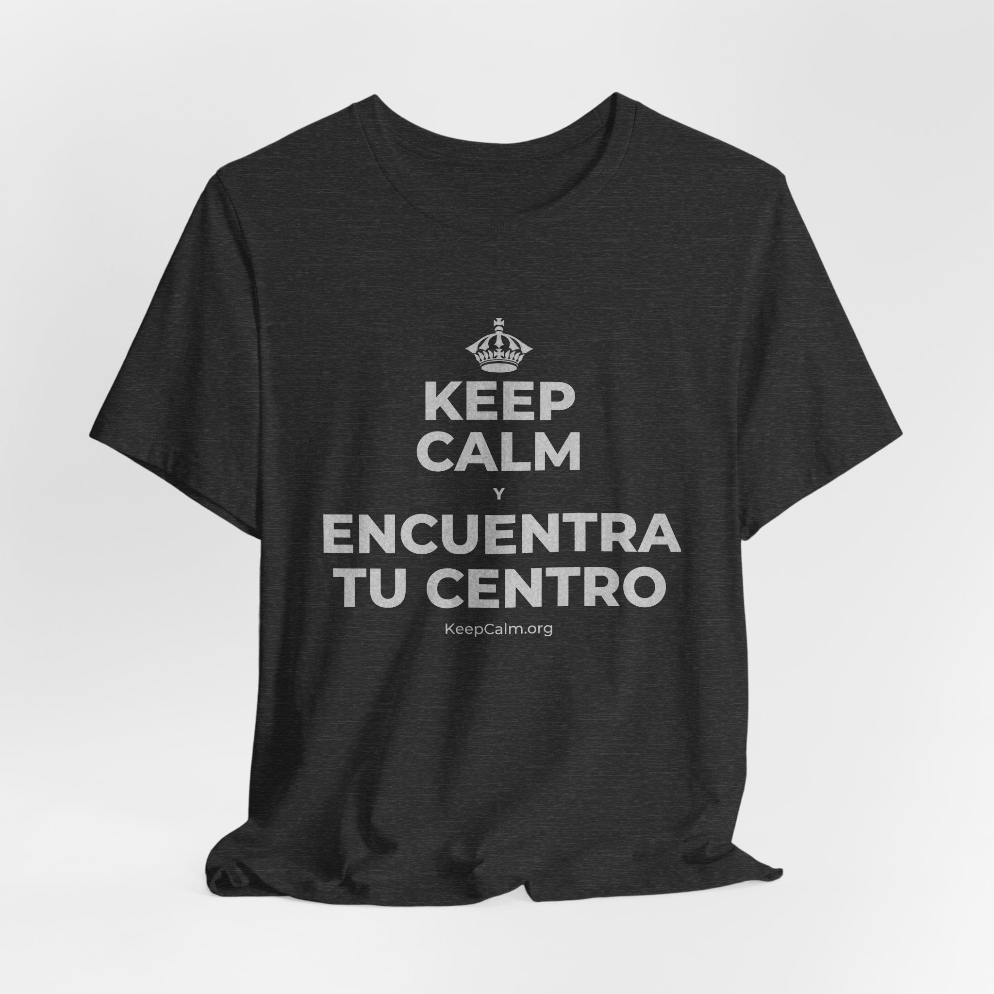 KEEP CALM Y ENCUENTRA TU CENTRO T-Shirt (White–Asphalt)