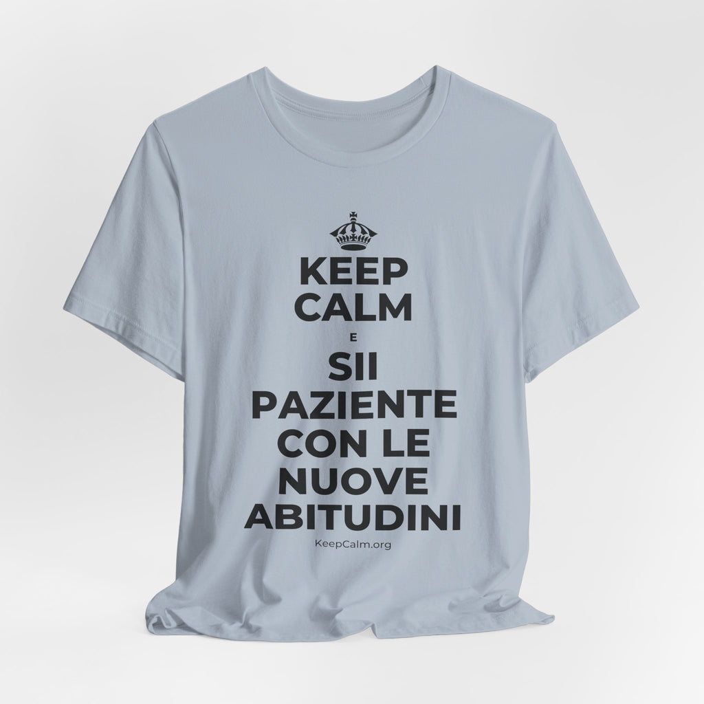KEEP CALM E SII PAZIENTE CON LE NUOVE ABITUDINI T-Shirt (White–Asphalt)