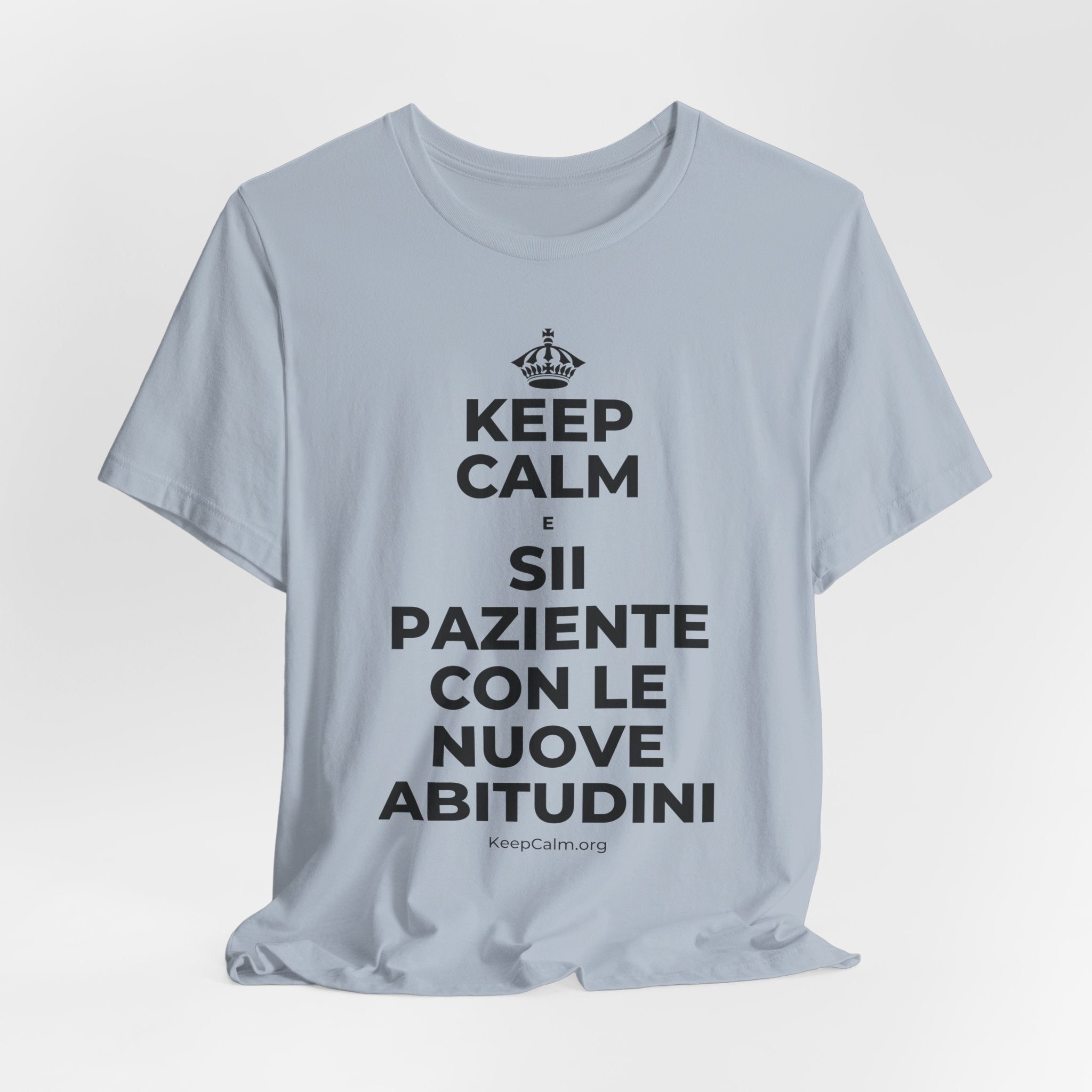 KEEP CALM E SII PAZIENTE CON LE NUOVE ABITUDINI T-Shirt (White–Asphalt)