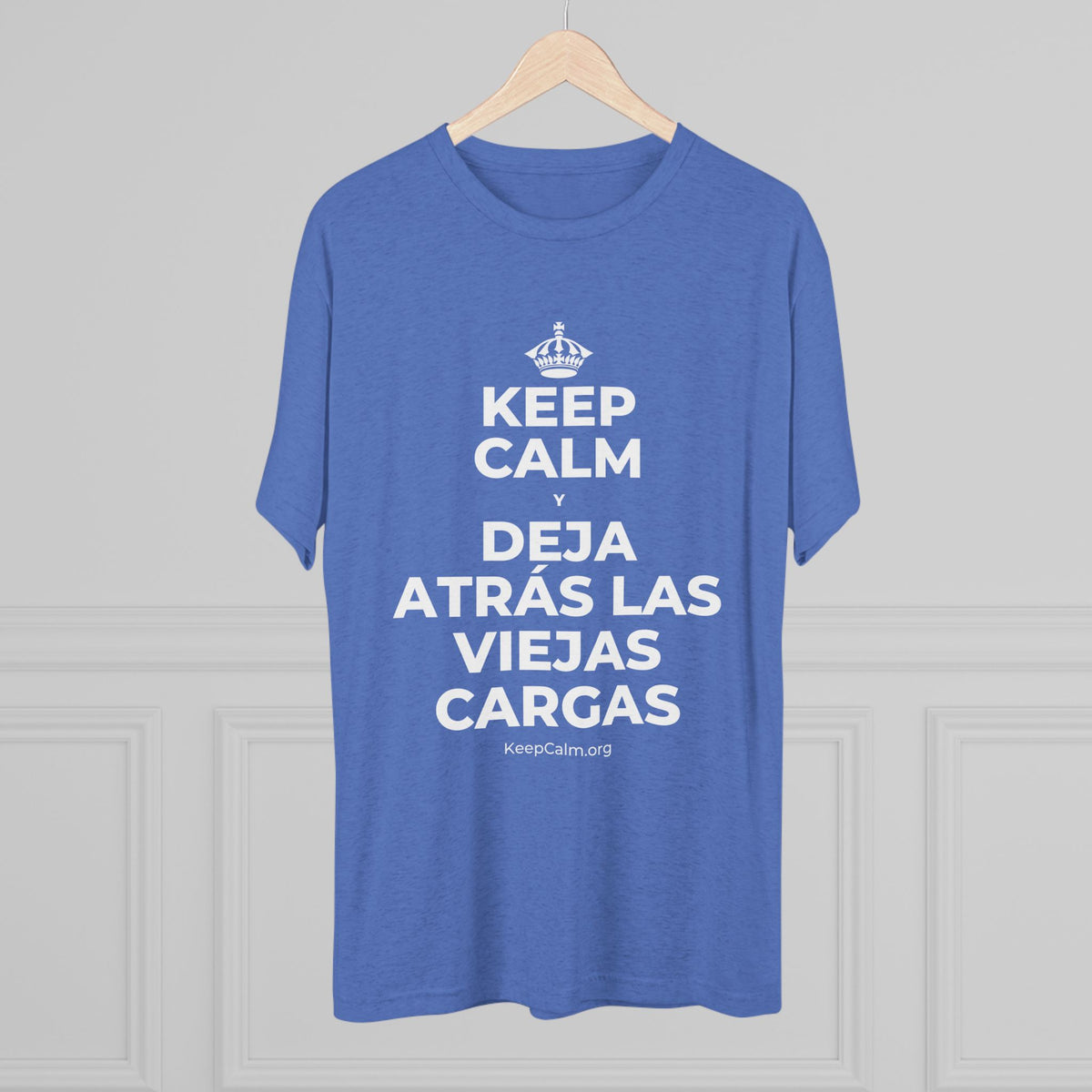 KEEP CALM Y DEJA ATRÁS LAS VIEJAS CARGAS Tri-Blend Tee