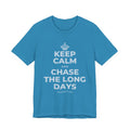 KEEP CALM AND CHASE THE LONG DAYS T-Shirt (White–Asphalt)