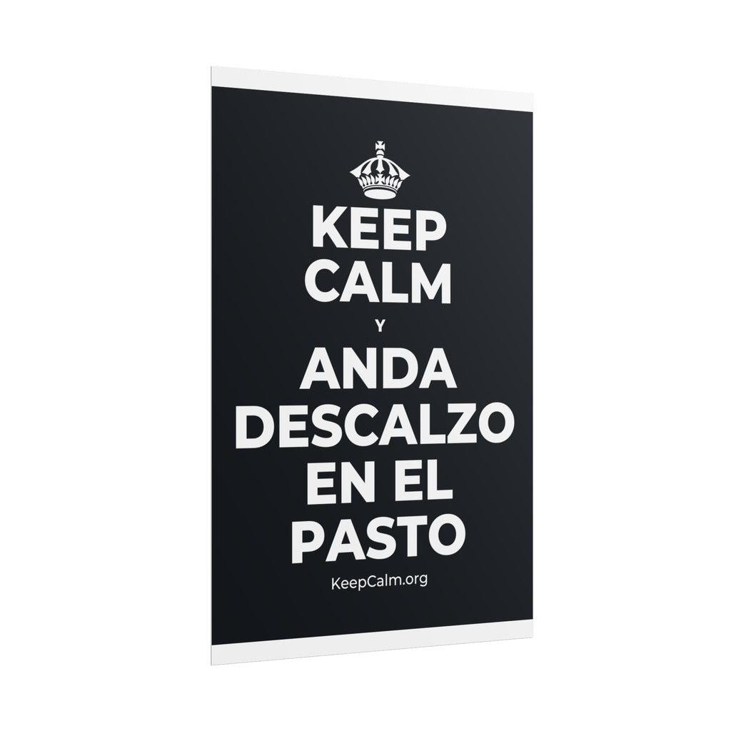 KEEP CALM Y ANDA DESCALZO EN EL PASTO Poster (Dark)