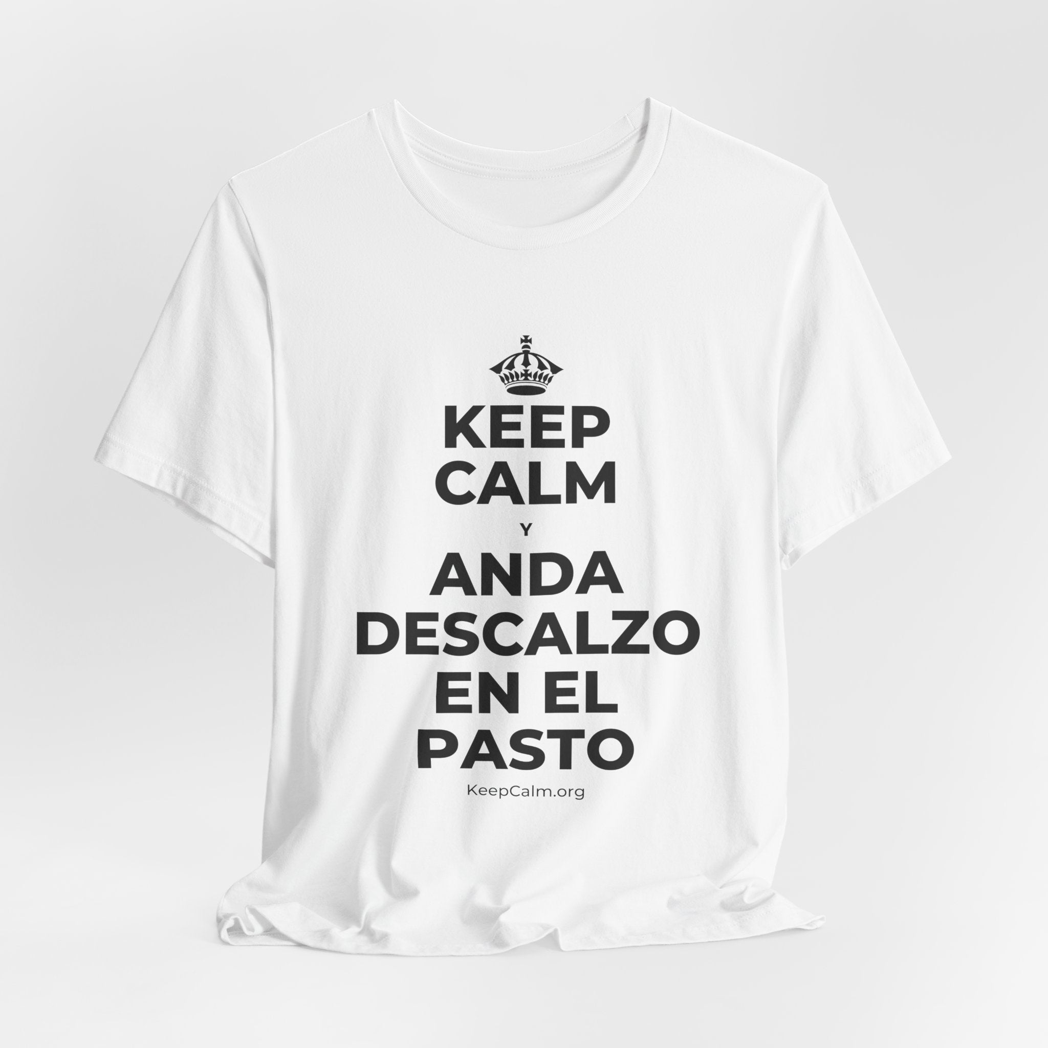KEEP CALM Y ANDA DESCALZO EN EL PASTO T-Shirt (White–Asphalt)