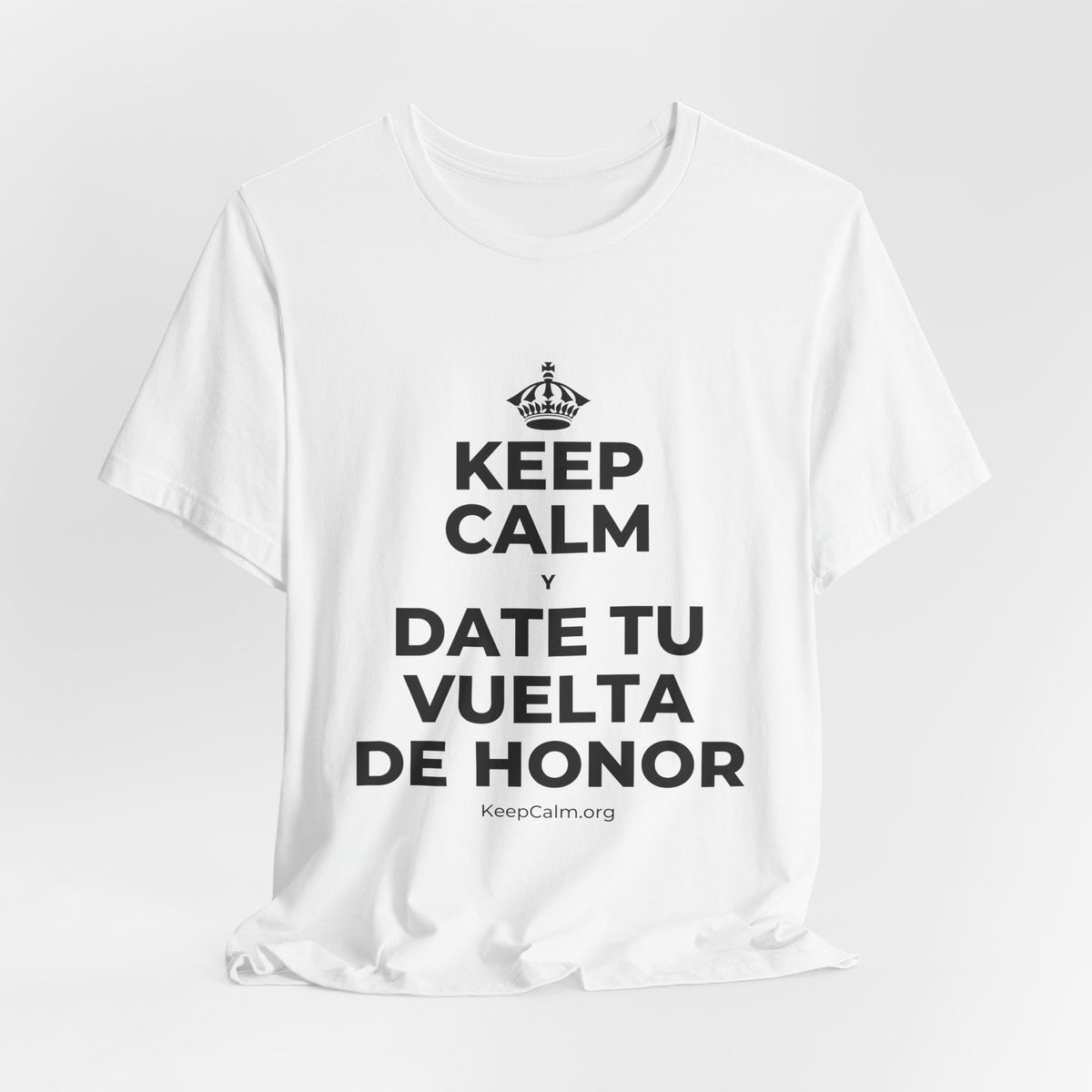 KEEP CALM Y DATE TU VUELTA DE HONOR T-Shirt (White–Asphalt)