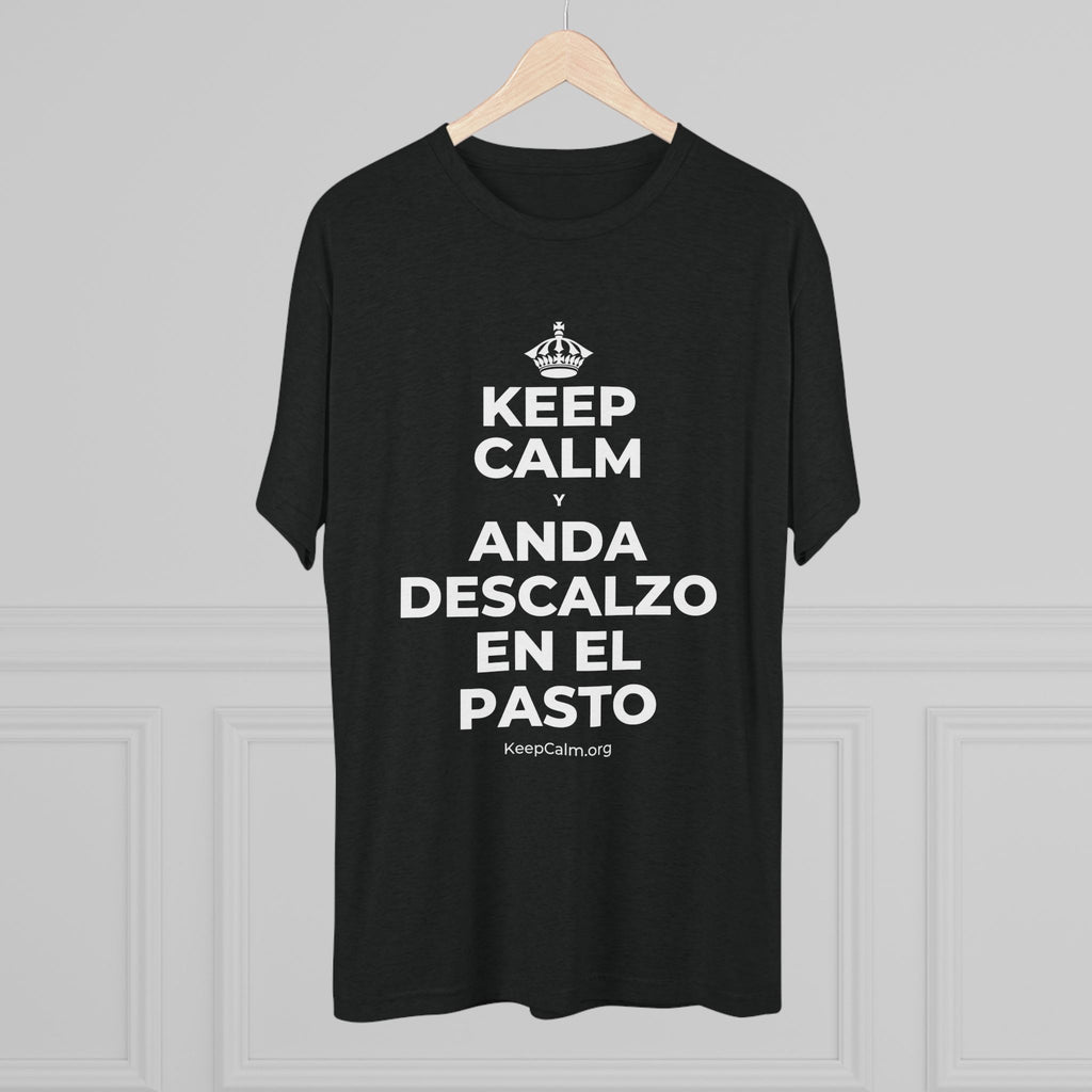 KEEP CALM Y ANDA DESCALZO EN EL PASTO Tri-Blend Tee