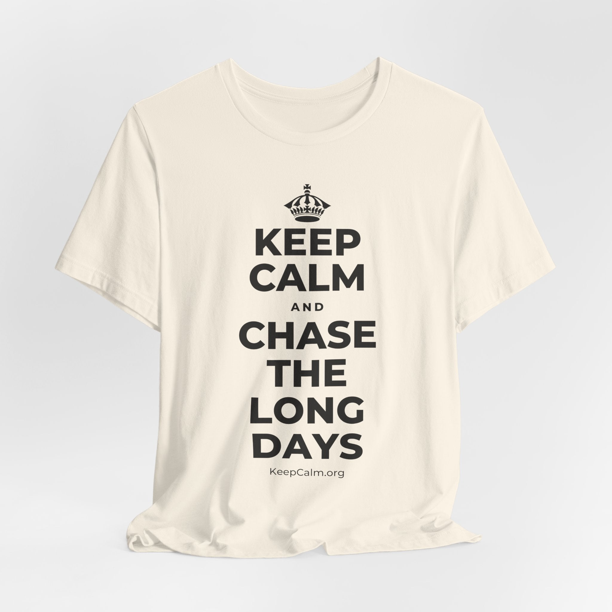 KEEP CALM AND CHASE THE LONG DAYS T-Shirt (White–Asphalt)