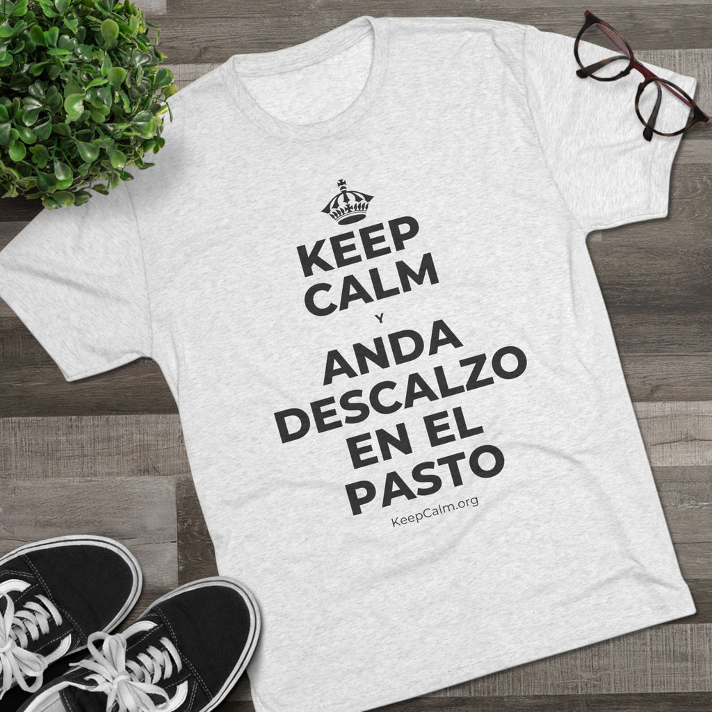 KEEP CALM Y ANDA DESCALZO EN EL PASTO Tri-Blend Tee