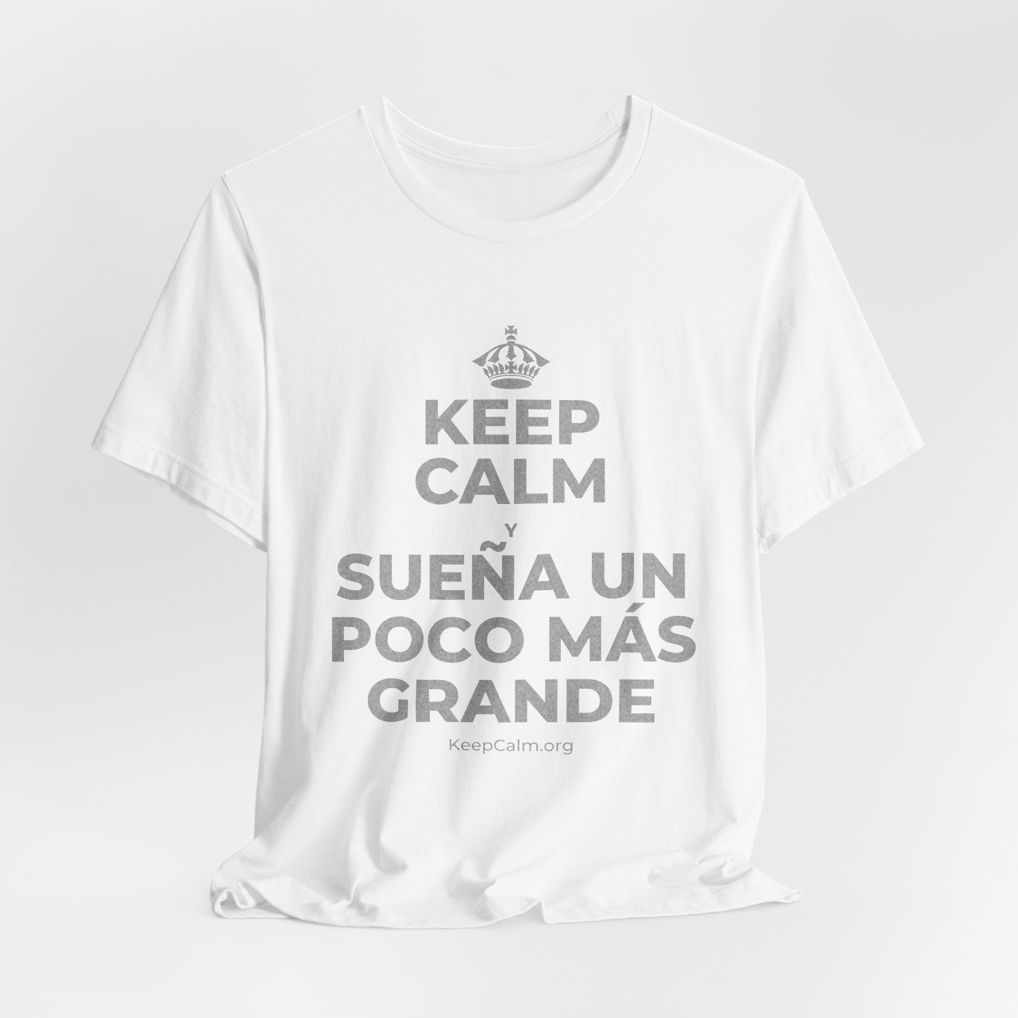 KEEP CALM Y SUEÑA UN POCO MÁS GRANDE T-Shirt (White–Asphalt)