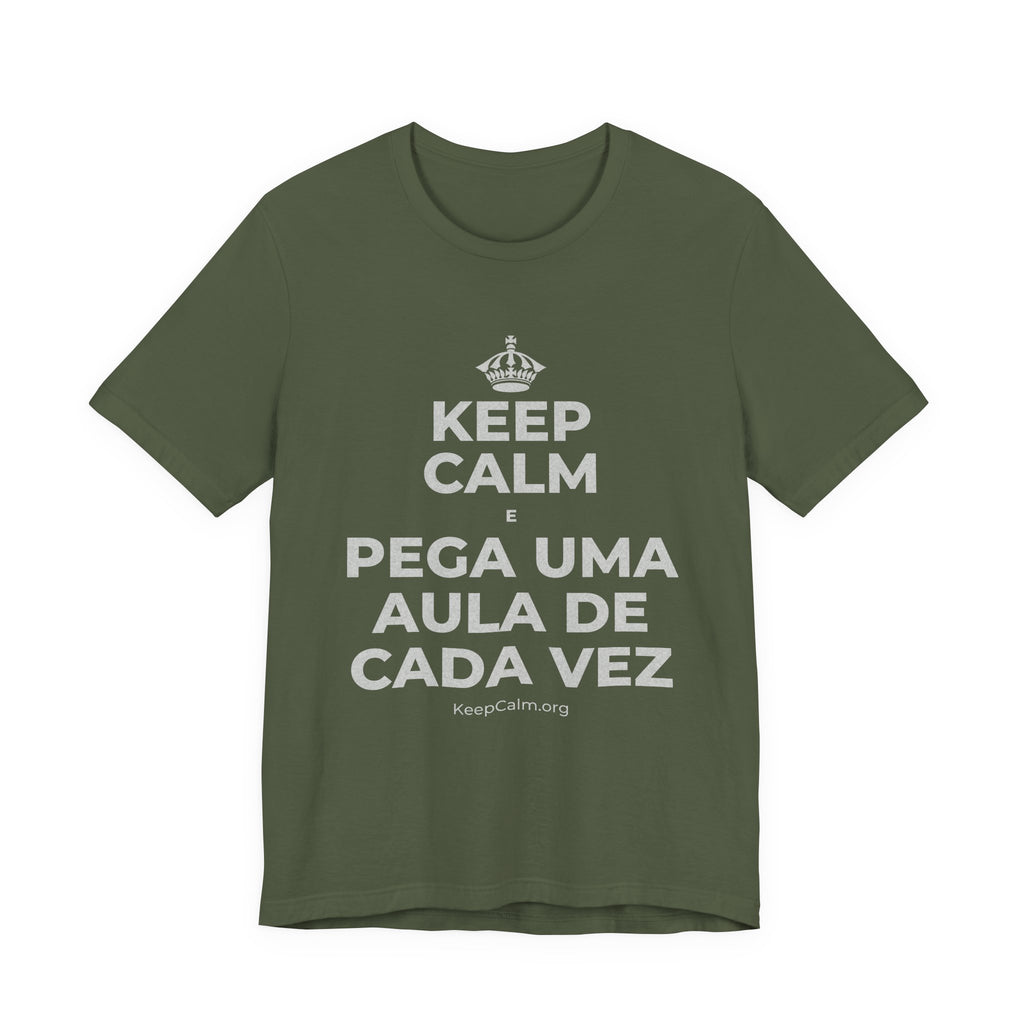 KEEP CALM E PEGA UMA AULA DE CADA VEZ T-Shirt (Military Green–Autumn)