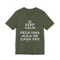 KEEP CALM E PEGA UMA AULA DE CADA VEZ T-Shirt (Military Green–Autumn)