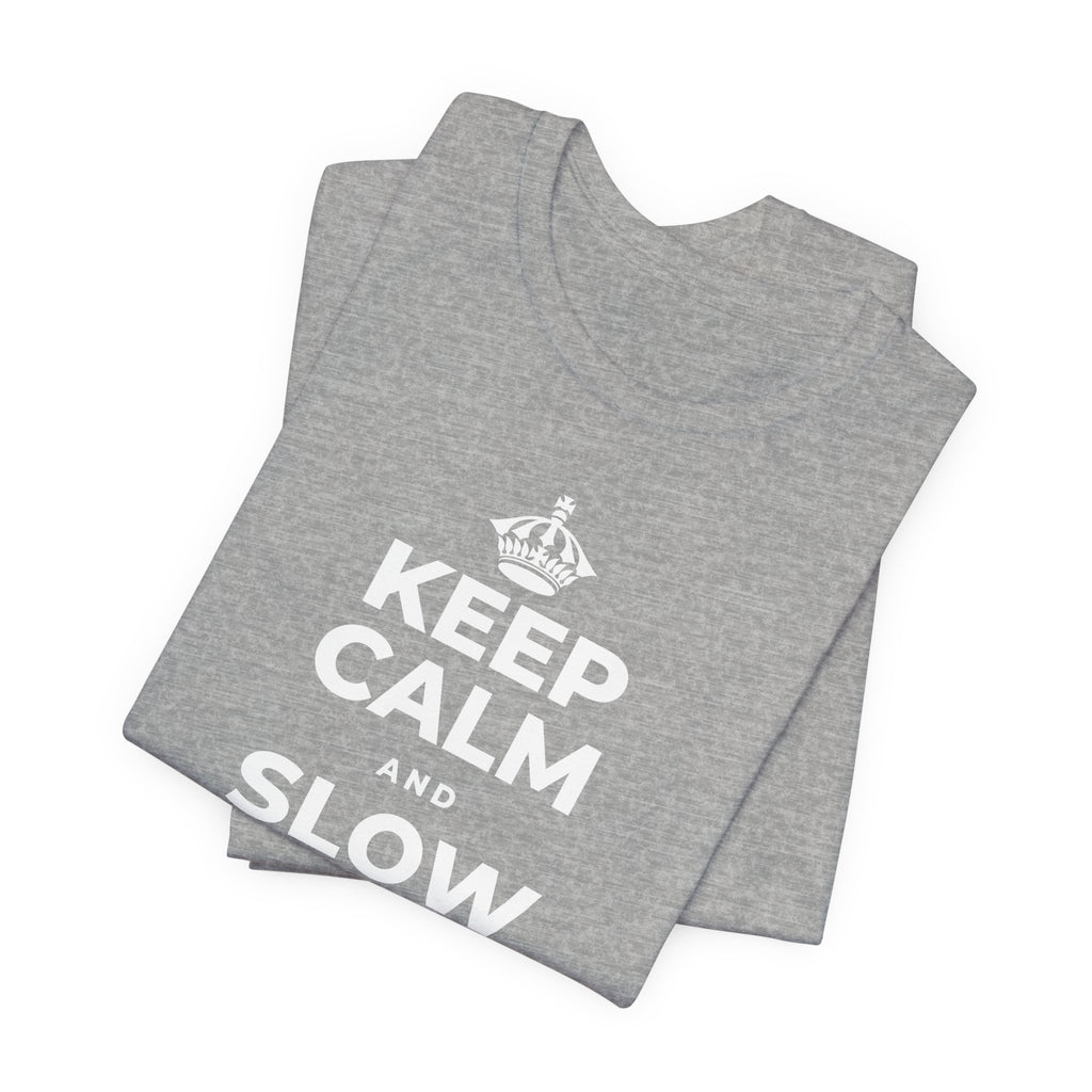 KEEP CALM AND SLOW YOUR SUMMER DAYS T-Shirt (White–Asphalt)
