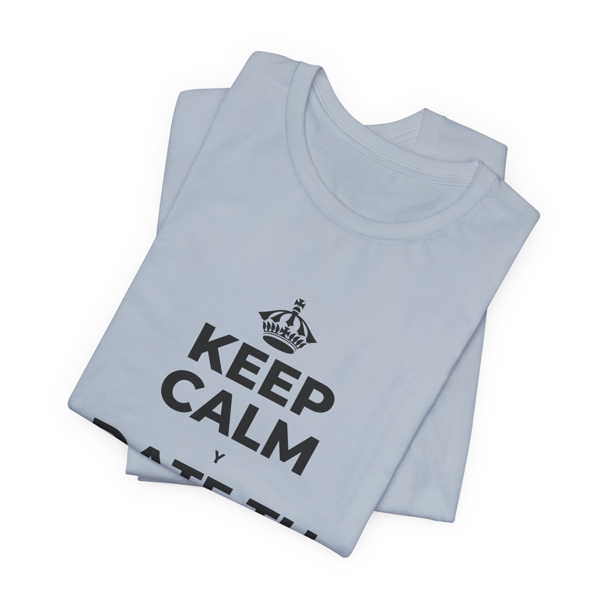 KEEP CALM Y DATE TU VUELTA DE HONOR T-Shirt (White–Asphalt)