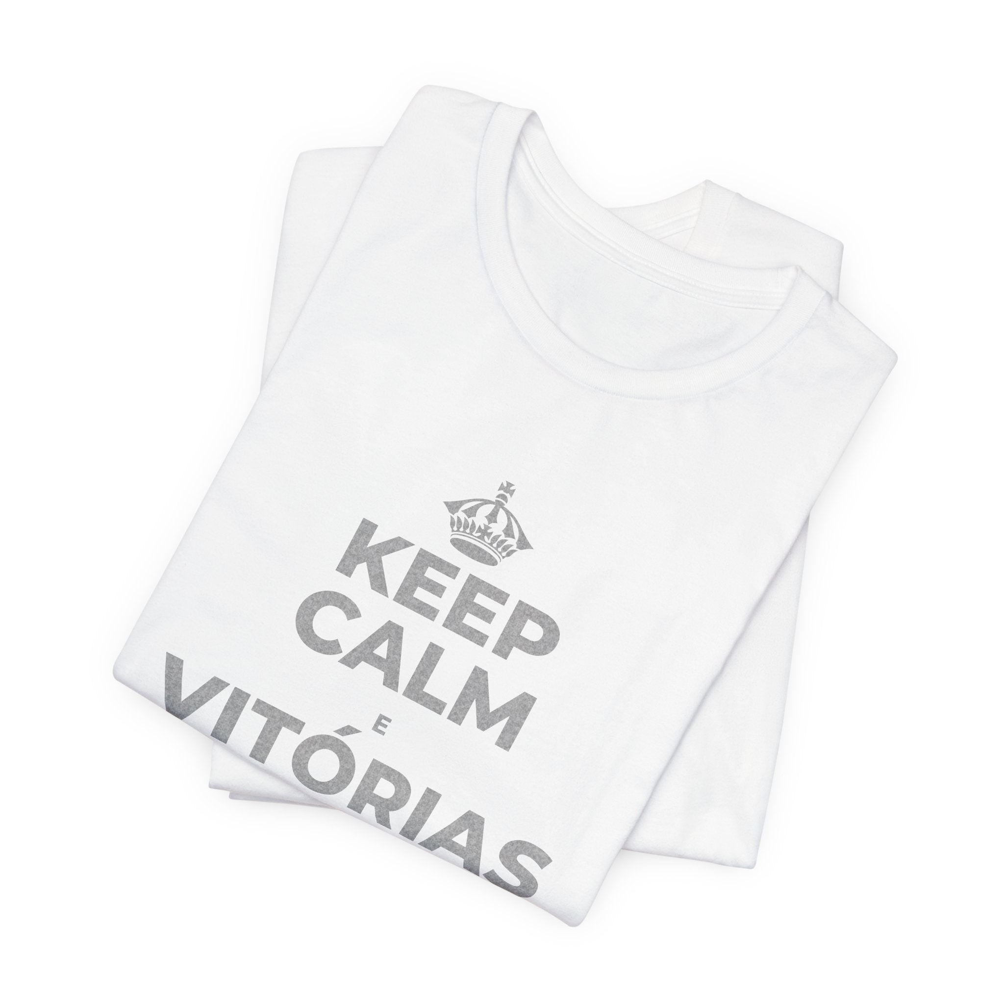 KEEP CALM E VITÓRIAS PEQUENAS, SEMANA GRANDE T-Shirt (White–Asphalt)