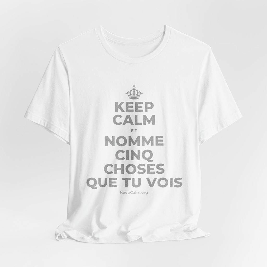 KEEP CALM ET NOMME CINQ CHOSES QUE TU VOIS T-Shirt (White–Asphalt)
