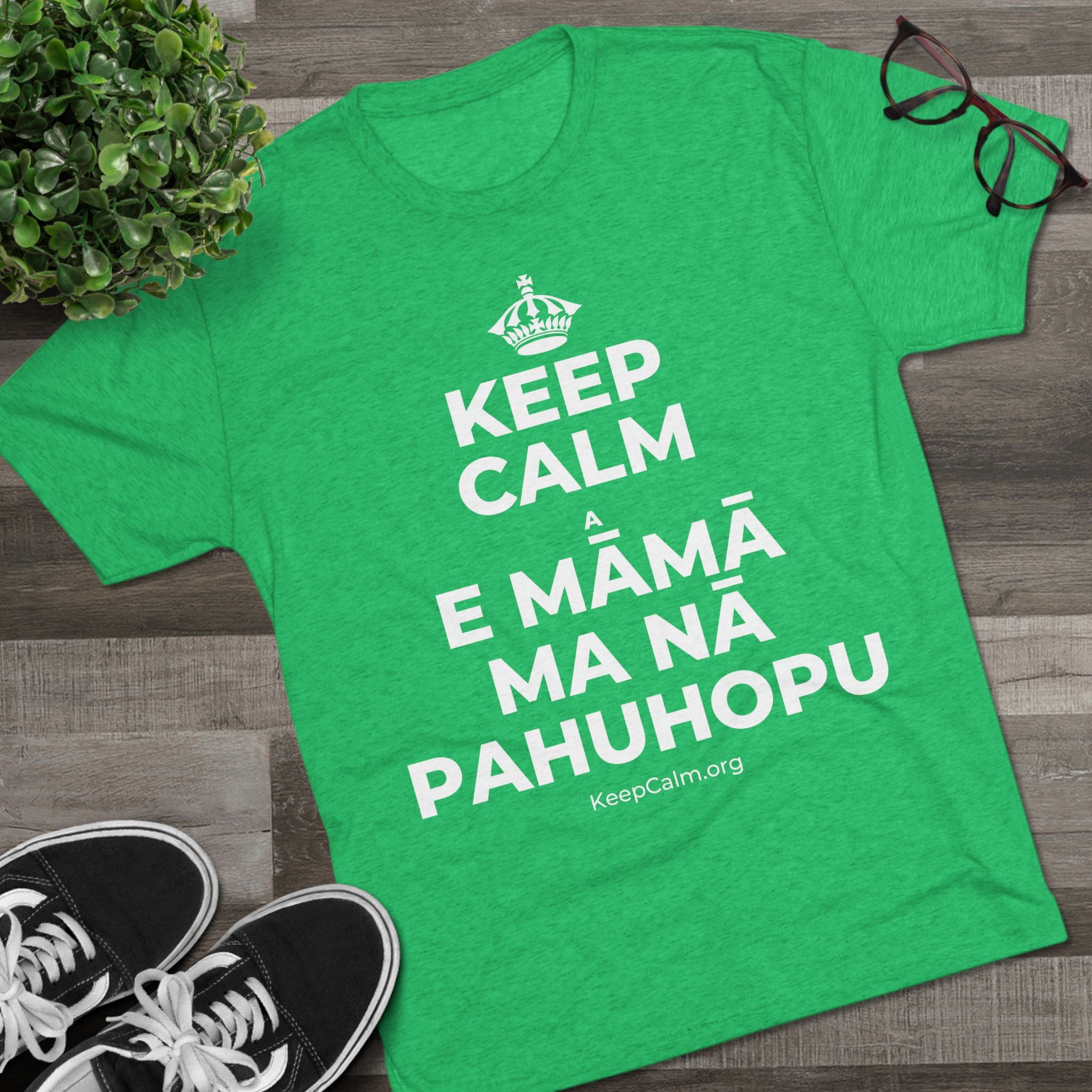 KEEP CALM A E MĀMĀ MA NĀ PAHUHOPU Tri-Blend Tee