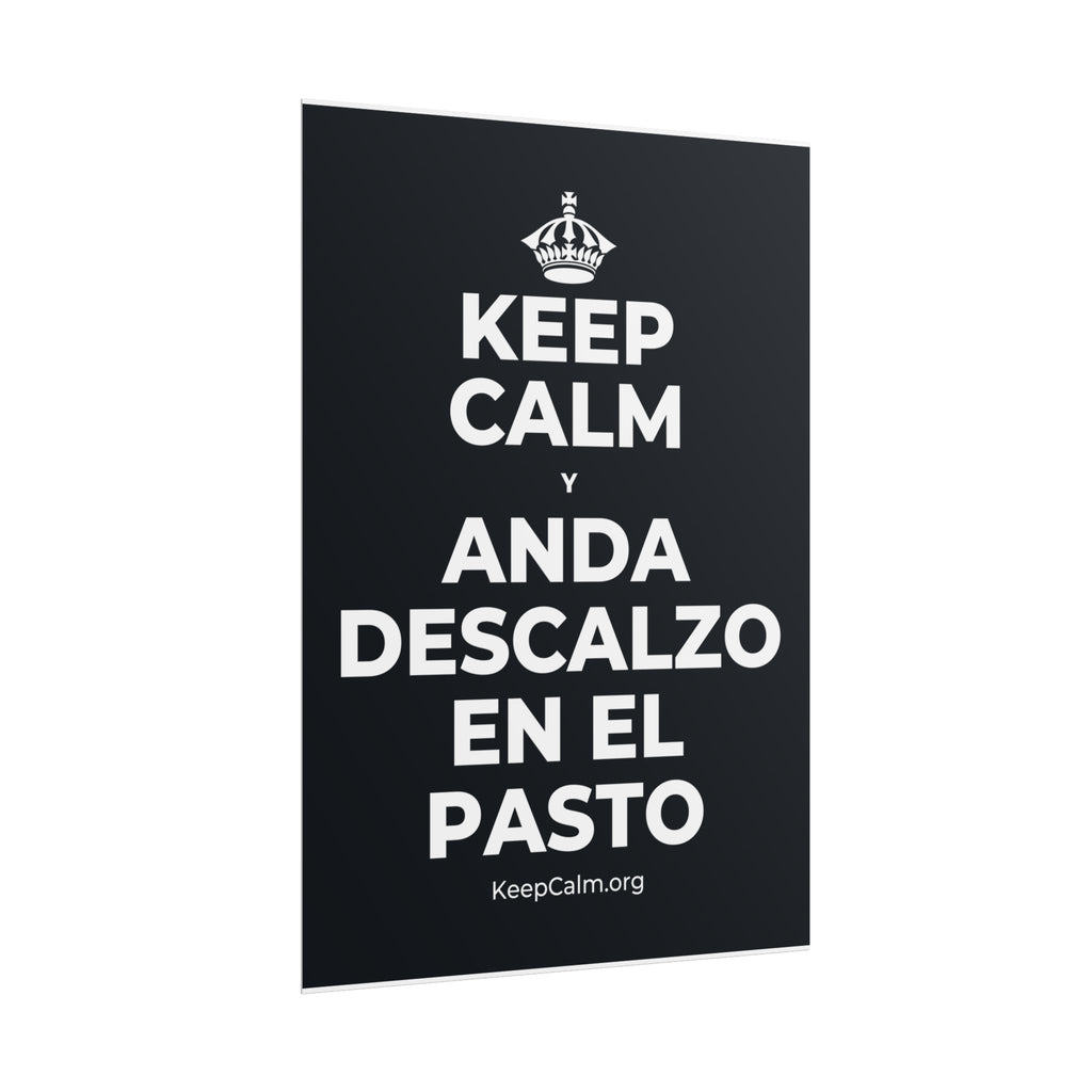 KEEP CALM Y ANDA DESCALZO EN EL PASTO Poster (Dark)