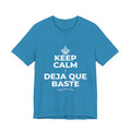 KEEP CALM Y DEJA QUE BASTE T-Shirt (White–Asphalt)