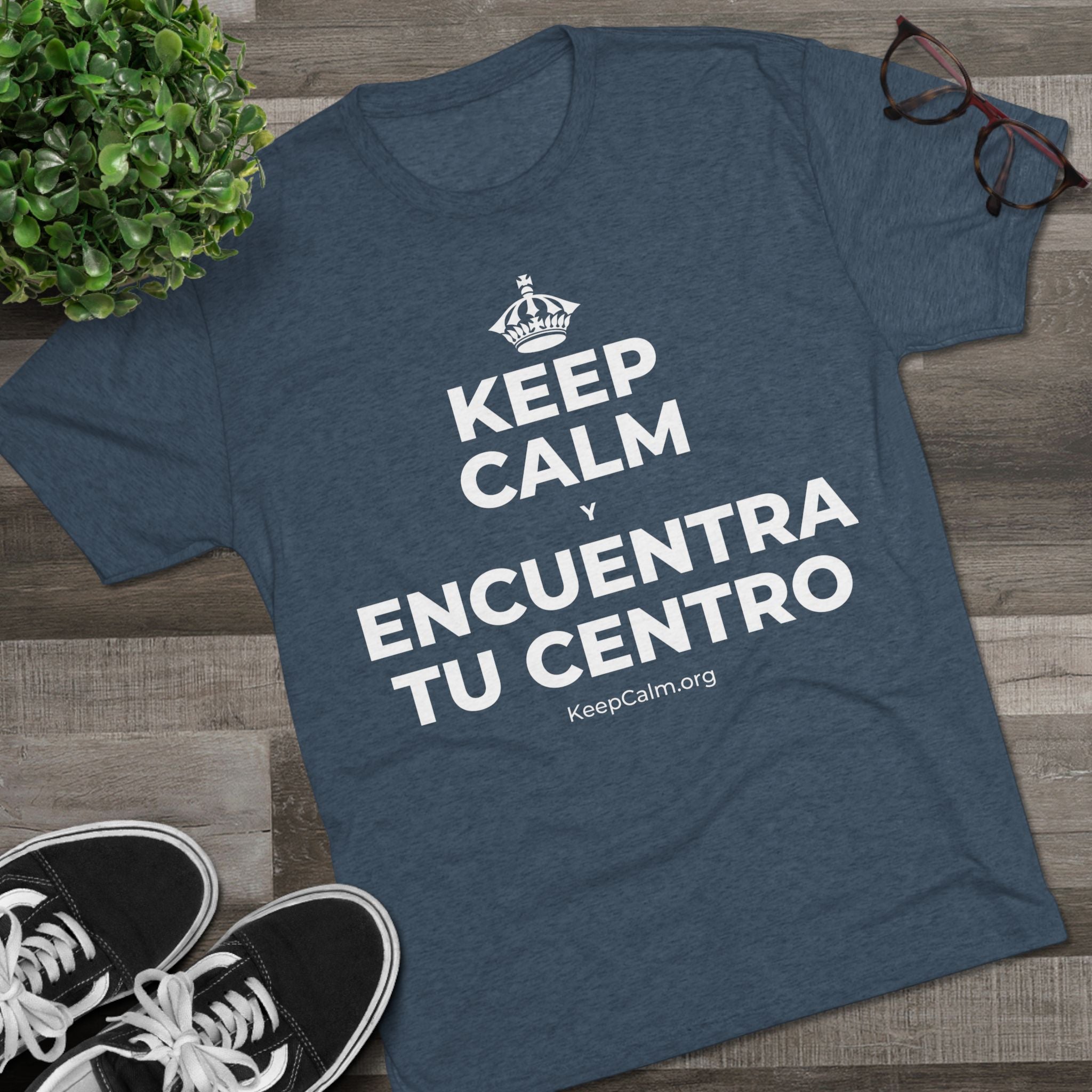 KEEP CALM Y ENCUENTRA TU CENTRO Tri-Blend Tee