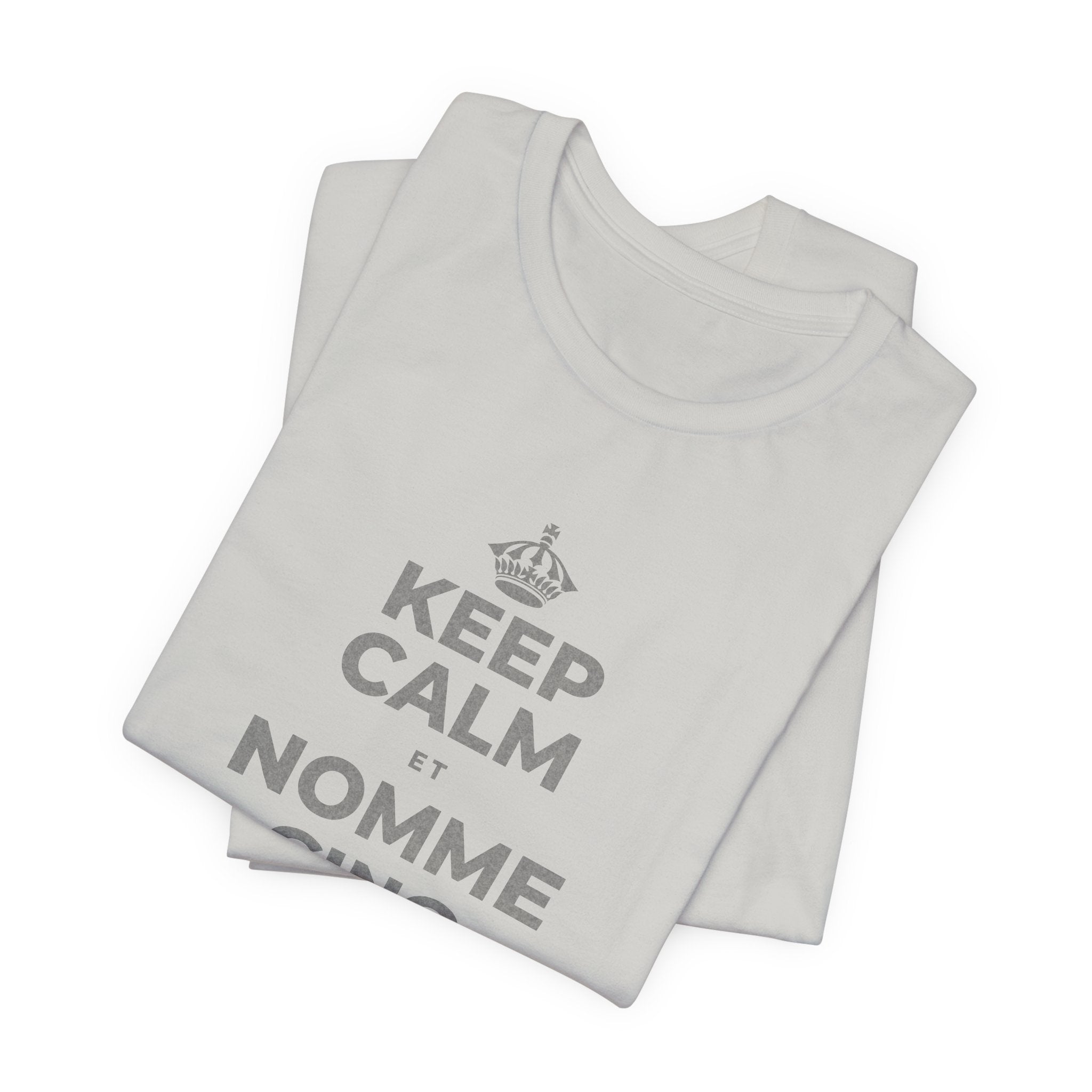 KEEP CALM ET NOMME CINQ CHOSES QUE TU VOIS T-Shirt (Baby Blue–Silver)