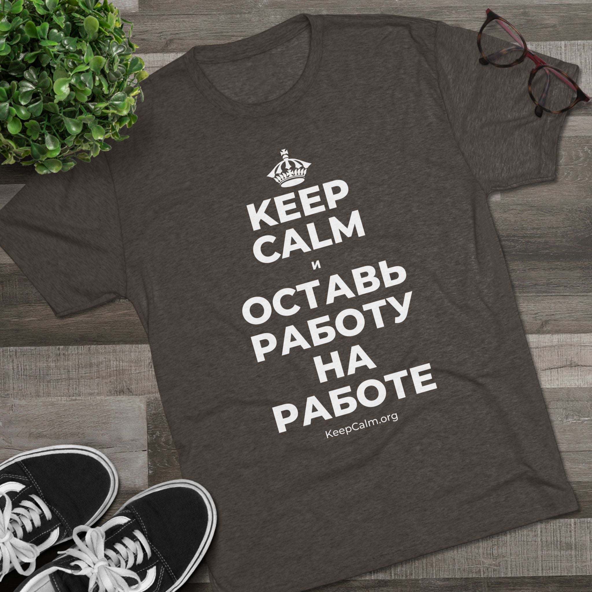 KEEP CALM И ОСТАВЬ РАБОТУ НА РАБОТЕ Tri-Blend Tee