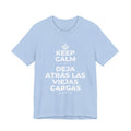 KEEP CALM Y DEJA ATRÁS LAS VIEJAS CARGAS T-Shirt (Baby Blue–Silver)