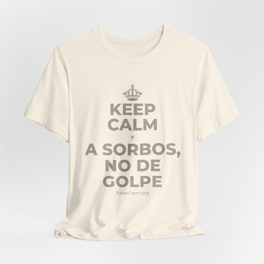 KEEP CALM Y A SORBOS, NO DE GOLPE T-Shirt (White–Asphalt)
