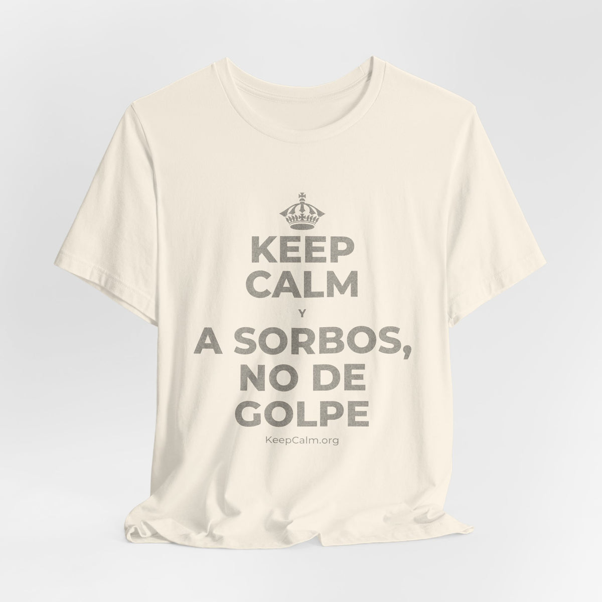 KEEP CALM Y A SORBOS, NO DE GOLPE T-Shirt (White–Asphalt)
