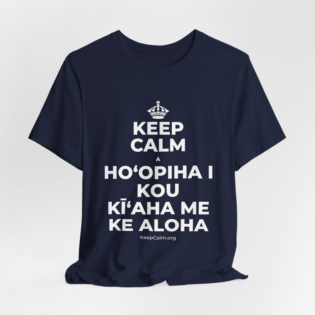KEEP CALM A HOʻOPIHA I KOU KĪʻAHA ME KE ALOHA T-Shirt (White–Asphalt)